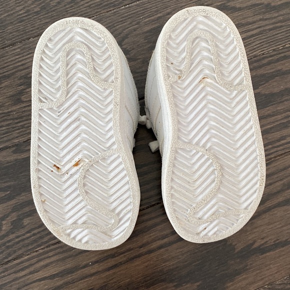 Toddler Adidas white on white Superstars - Picture 5 of 7